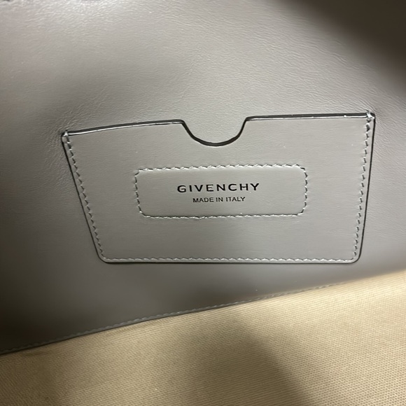 Givenchy Antigona soft medium leather satchel - Picture 7 of 13